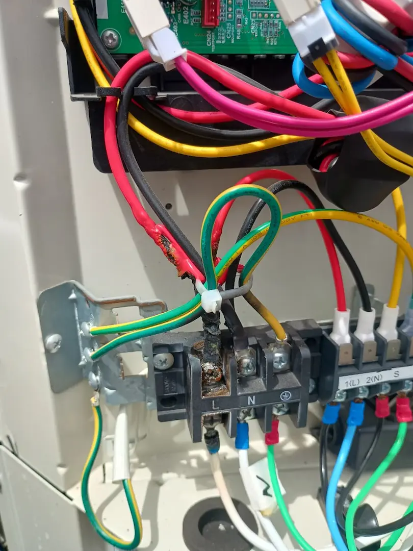 Borne elétrico fios soltos