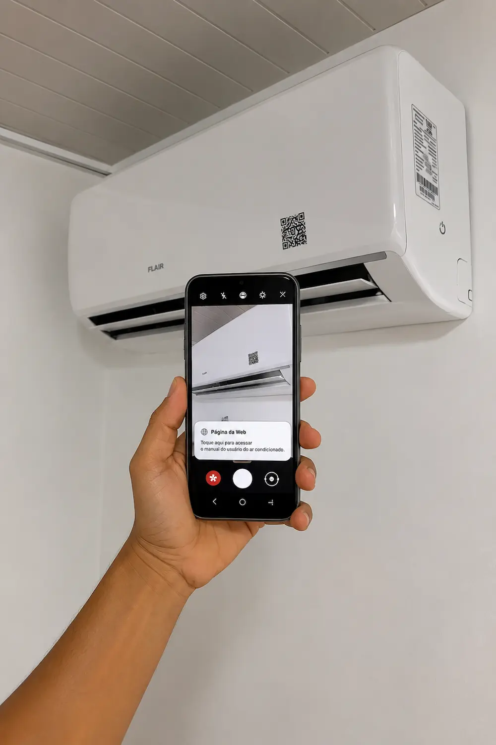 Técnico escaneando com o celular o QR Code do Meu Pmoc colado em um ar-condicionado split para abrir o histórico de manutenção do equipamento